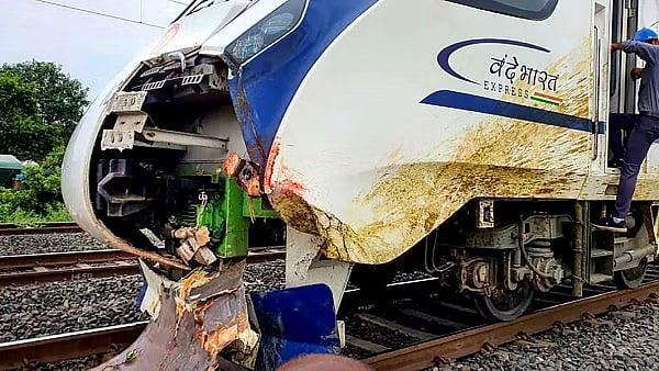 ரயிலில் ஒழுகிய மழை நீர்.. முதல் பயணத்திலேயே நடந்த சோகம்.. அடுத்த சர்ச்சையில் சிக்கிய வந்தே பாரத் ரயில் !