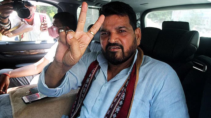 மல்யுத்த வீராங்கனைகளின் போராட்டத்துக்கு பணிந்த ஒன்றிய அரசு.. பாலியல் புகாரில் பாஜக MP மீது வழக்குப்பதிவு!