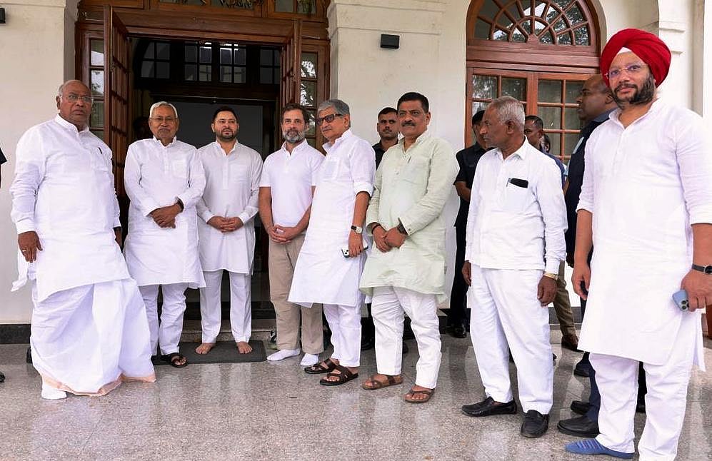 ராகுலோடு கைகோர்த்த RJD, JDU.. பீகாரில் அசுரபலம் பெற்ற காங்கிரஸ் கூட்டணி.. கைவிடப்பட்ட பாஜக!