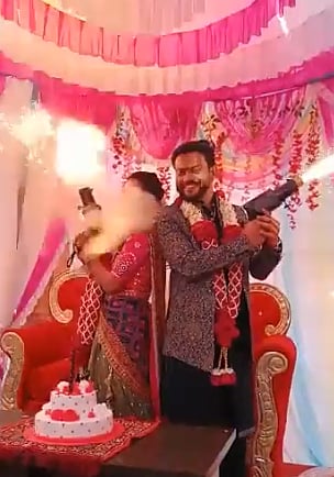 துப்பாக்கியுடன் மாஸான போஸ் கொடுத்த மணமக்கள்.. திடீரென பறந்த தீப்பொறி: இறுதியில் நேர்ந்த விபரீதம் - Video