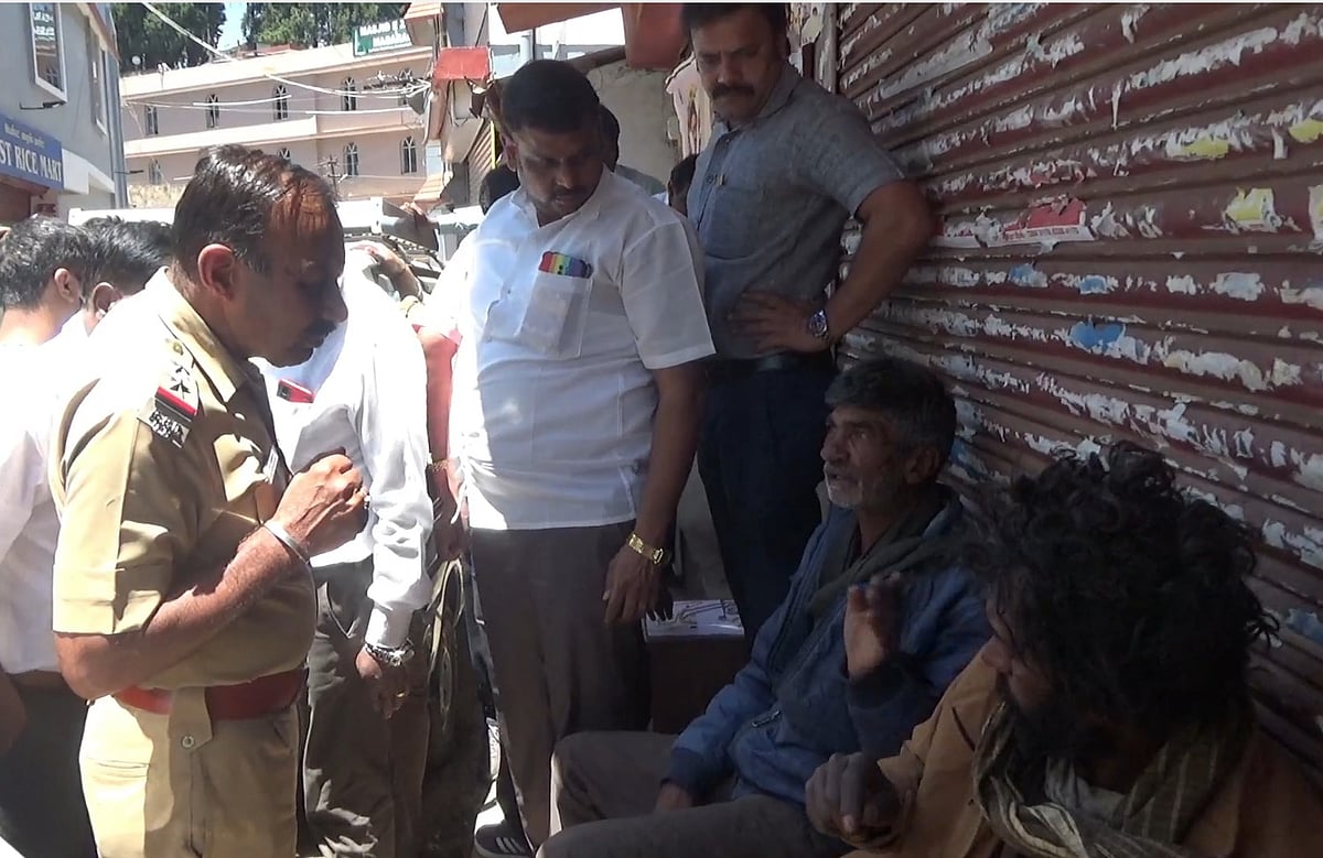 திருடிய நகைகளில் பங்கு.. அடித்துக்கொண்ட திருடர்கள்.. இறுதியாக நடந்த ட்விஸ்டால் போலிசில் சிக்கிய கும்பல் !