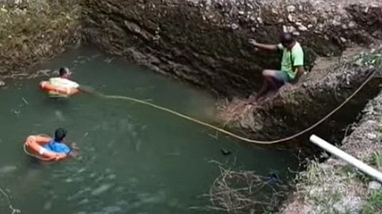 கிணற்றில் குளிக்கச் சென்ற நண்பர்கள்..  நீச்சல் தெரியாததால் நடந்த விபரீதம்: கதறி அழுத உறவினர்கள்!