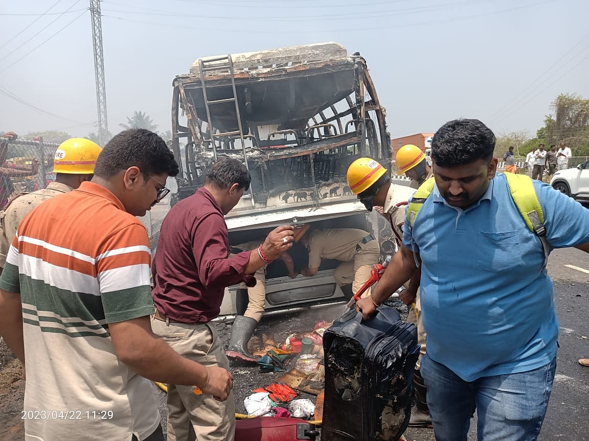 கர்நாடகா : ஓடிக் கொண்டிருந்தபோது திடீரென பற்றி எரிந்த பேருந்து.. உள்ளே இருந்த 30 பயணிகளின் நிலை என்ன ?