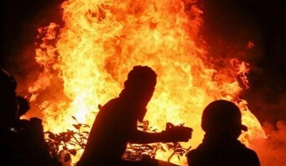 ஓடிக் கொண்டிருந்த போது பற்றி எரிந்த பேருந்து.. பதறியடித்து வெளியேறிய பயணிகள்: நடுரோட்டில் நடந்தது என்ன?
