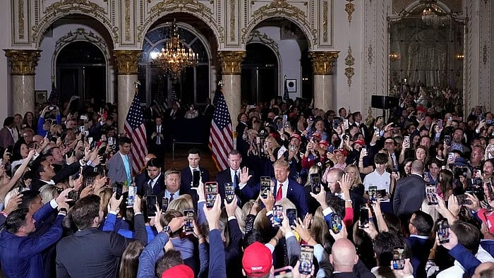 ஆபாச நடிகையோடு தொடர்பு விவகாரம் : அமெரிக்க முன்னாள் அதிபர் ட்ரம்ப் நீதிமன்றத்தில் வைத்து அதிரடி கைது !