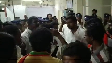 பிரதமரின் நிகழ்ச்சிக்கு வந்த பாஜகவினர் குடிபோதையில் பெண்களிடம் ரகளை.. 5 பேரை பிடித்து போலிஸார் விசாரணை!