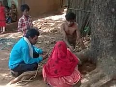 சகோதரருடன் பேசிக்கொண்டிந்த பெண்.. காதலர் என சந்தேகித்து இருவரையும் மரத்தில் கட்டி தாக்கிய ஊர் மக்கள் !