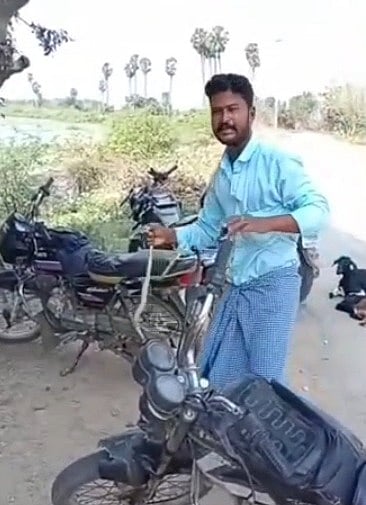 உயிரோடு இருக்கும் பாம்பை கடித்து துப்பிய இளைஞர்கள்.. மாஸாக வீடியோ வெளியிட்ட 3 பேரை தட்டி தூக்கிய போலிஸ் !