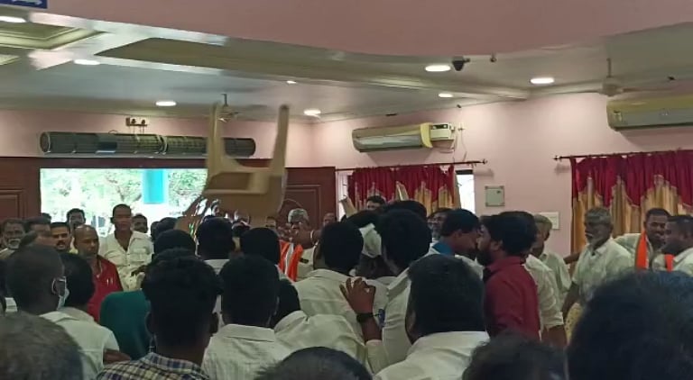 சேரை தூக்கி வீசி ரகளை..
அண்ணாமலை நியமித்த நிர்வாகிகளுக்கு எதிர்ப்பு - கைகலப்பில் முடிந்த பா.ஜ.க கூட்டம்! 