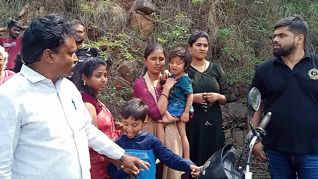 ஆந்திரா: தம்பியின் காதலுக்கு சமரசம் பேச சென்ற அண்ணன்.. காரோடு எரித்து காதலியின் கணவர் வெறிச்செயல் !