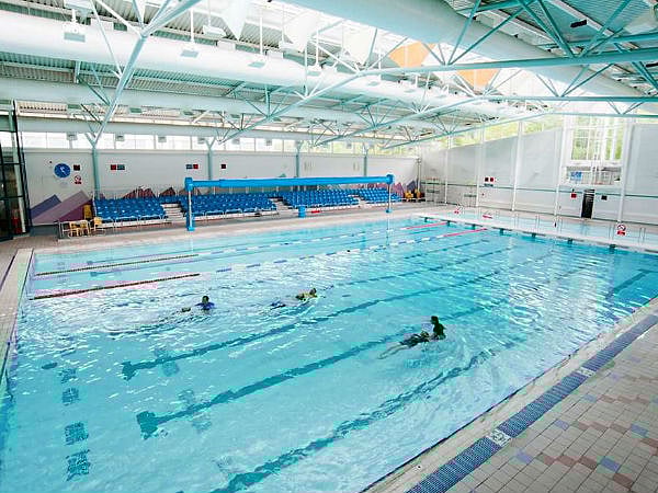 நீச்சல் குளத்தில் மூழ்கி 7 வயது சிறுவன் உயிரிழப்பு.. நீச்சல் பயிற்சியில் சேர்ந்து 10 நாளில் நடந்த சோகம்!