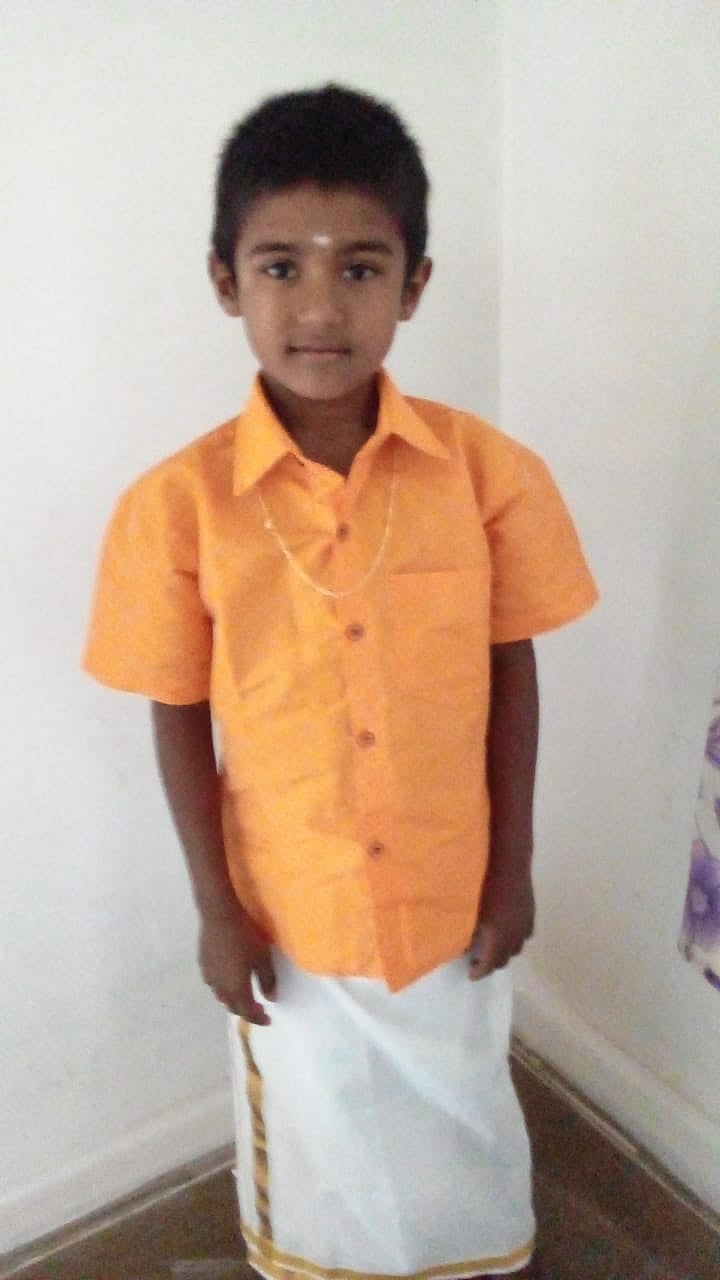 காரை பின்னோக்கி வேகமாக இயக்கிய தாய்மாமா.. 2 கார்களுக்கு இடையே நசுங்கிய சிறுவன்: மருத்துவமனை வாசலில் சோகம்