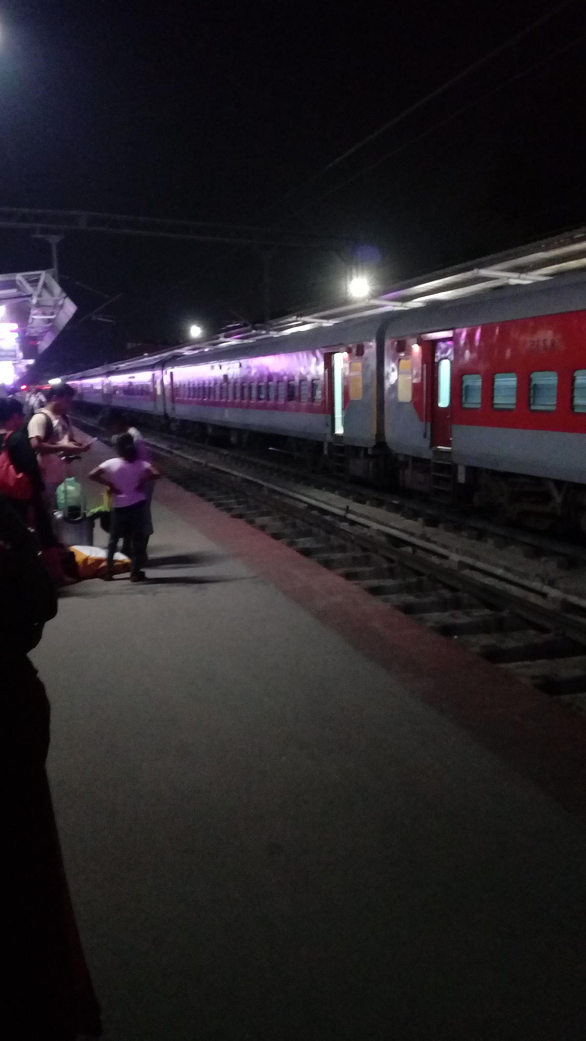 தனி தனியே பிரிந்த மைசூரு-தூத்துக்குடி எக்ஸ்பிரஸ் ரயில் பெட்டிகள்.. அலறிய பயணிகள்.. நடந்தது என்ன ?