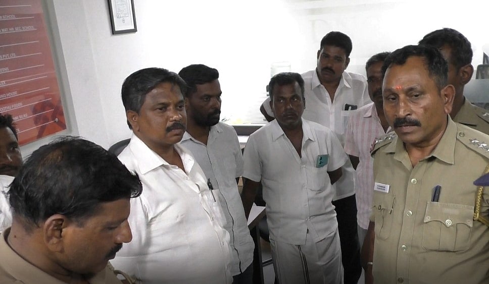 நிதி நிறுவனத்திற்குள் புகுந்து அராஜகம்.. அடியாட்களை கொண்டு ஊழியர்களைத் தாக்கிய அதிமுக ஒன்றிய செயலாளர்!