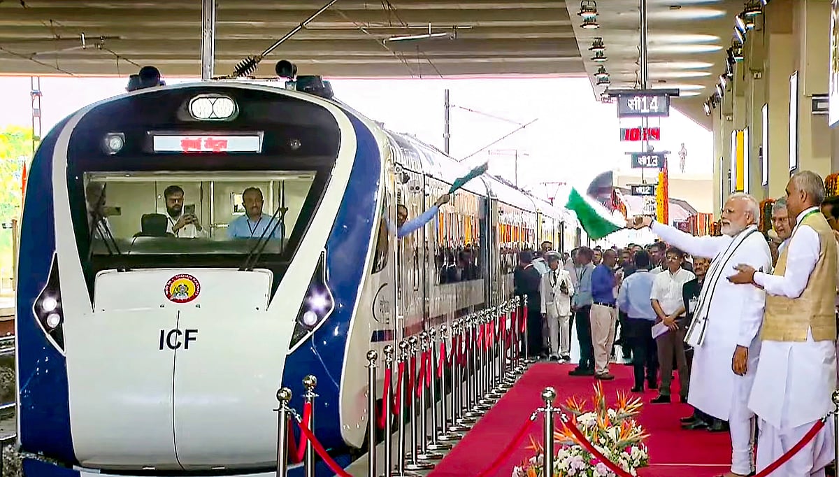 “இதுக்கு ஒரு எண்டே இல்லையா..” மோடி தொடங்கி வைக்கும் வந்தே பாரத் ரயில்கள்.. மோதி விளையாடும் மாடுகள் !