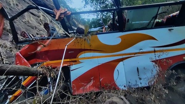 40 பயணிகளுடன் பள்ளத்தில் கவிழ்ந்த பேருந்து.. 13 பேர் பலி: அதிகாலையில் நடந்த கொடூரம்!