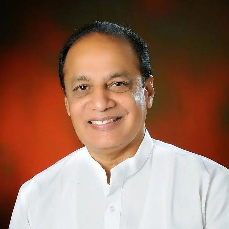 கர்நாடகாவில் வாக்காளர்களுக்கு கொடுக்க ஹெலிகாப்டரில் பண மூட்டையோடு வந்த அண்ணாமலை..காங்கிரஸ் குற்றச்சாட்டு!