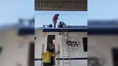 ரயிலில் ஒழுகிய மழை நீர்.. முதல் பயணத்திலேயே நடந்த சோகம்.. அடுத்த சர்ச்சையில் சிக்கிய வந்தே பாரத் ரயில் !