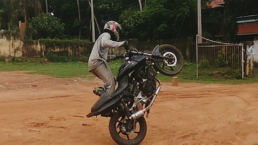 உயிரோடு இருக்கும் பாம்பை கடித்து துப்பிய இளைஞர்கள்.. மாஸாக வீடியோ வெளியிட்ட 3 பேரை தட்டி தூக்கிய போலிஸ் !