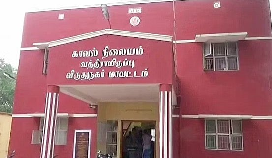 கடையில் இருந்த 35 இருசக்கர வாகனங்களை தீ வைத்து கொளுத்திய வாலிபர்.. காரணம் கேட்டு போலிஸ் ஷாக்!