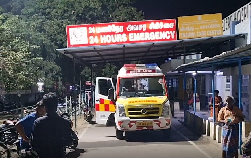 லாரி மீது மோதிய இருசக்கர வாகனம்.. திருமணத்திற்கு 10 நாட்களே இருக்கும் நிலையில் மணமகனுக்கு நடந்த துயரம்!