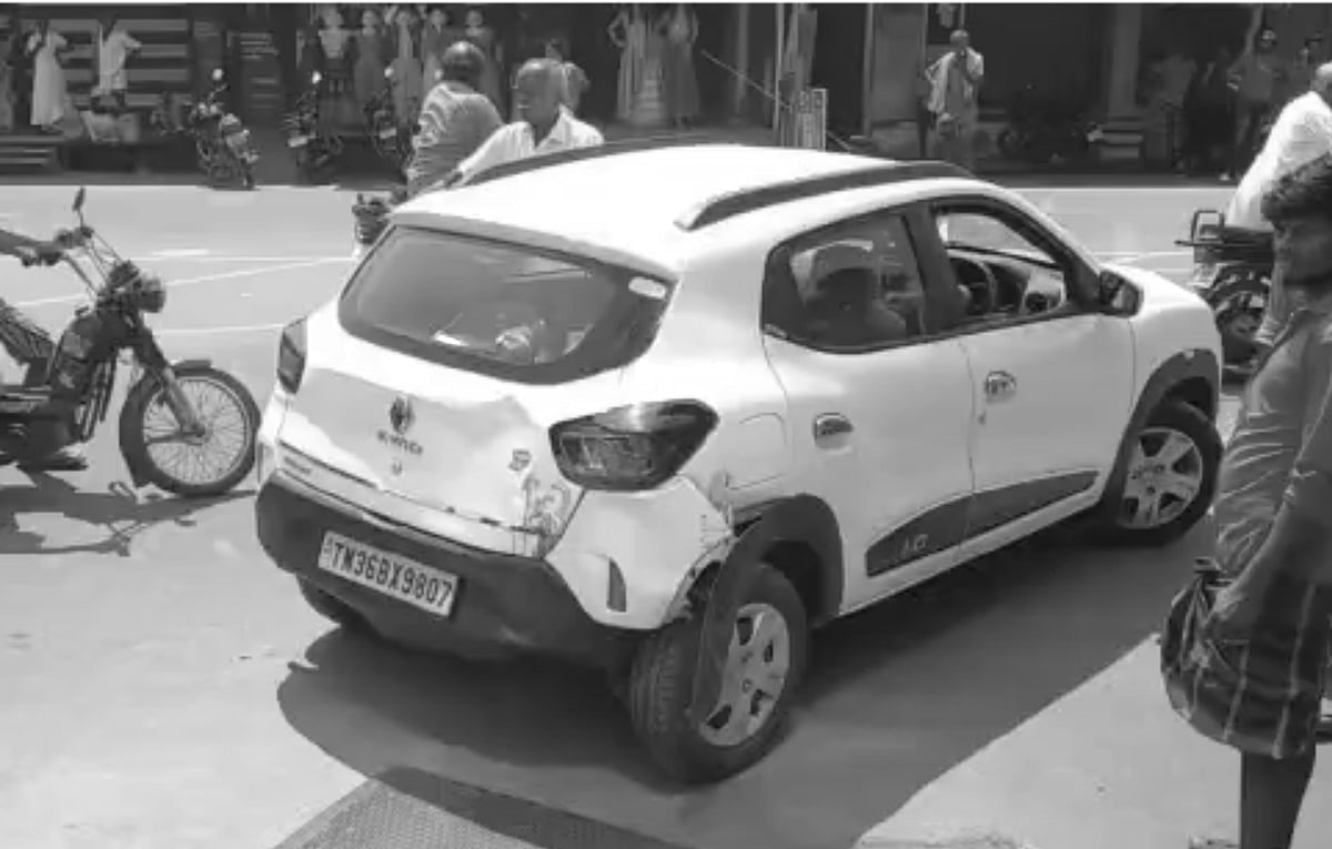 காரை பின்னோக்கி வேகமாக இயக்கிய தாய்மாமா.. 2 கார்களுக்கு இடையே நசுங்கிய சிறுவன்: மருத்துவமனை வாசலில் சோகம்