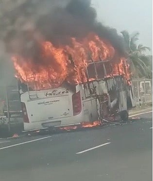 கர்நாடகா : ஓடிக் கொண்டிருந்தபோது திடீரென பற்றி எரிந்த பேருந்து.. உள்ளே இருந்த 30 பயணிகளின் நிலை என்ன ?