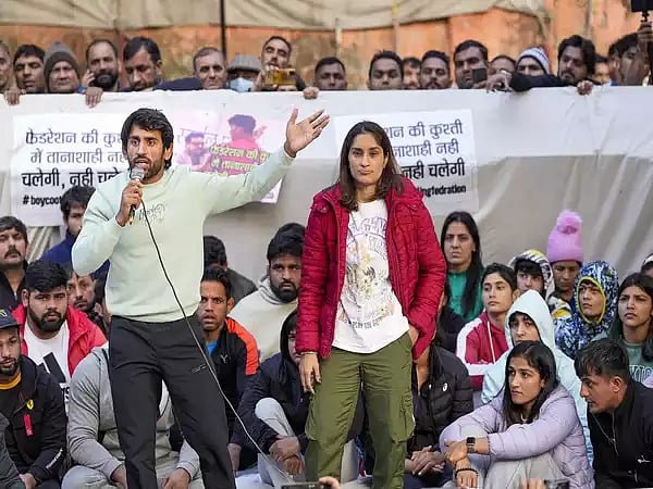 மல்யுத்த வீராங்கனைகளின் போராட்டத்துக்கு பணிந்த ஒன்றிய அரசு.. பாலியல் புகாரில் பாஜக MP மீது வழக்குப்பதிவு!