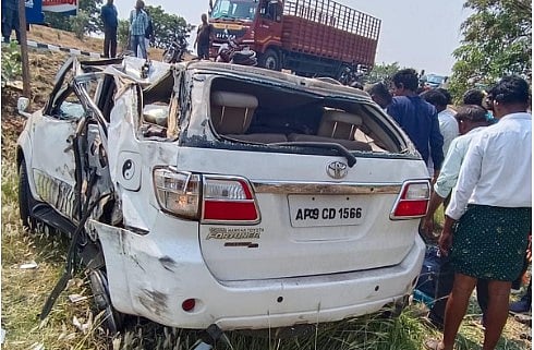 டயர் வெடித்து தலைகுப்புற கவிழ்ந்த கார்.. சம்பவ இடத்திலேயே உயிரிழந்த பா.ஜ.க பெண் நிர்வாகி!