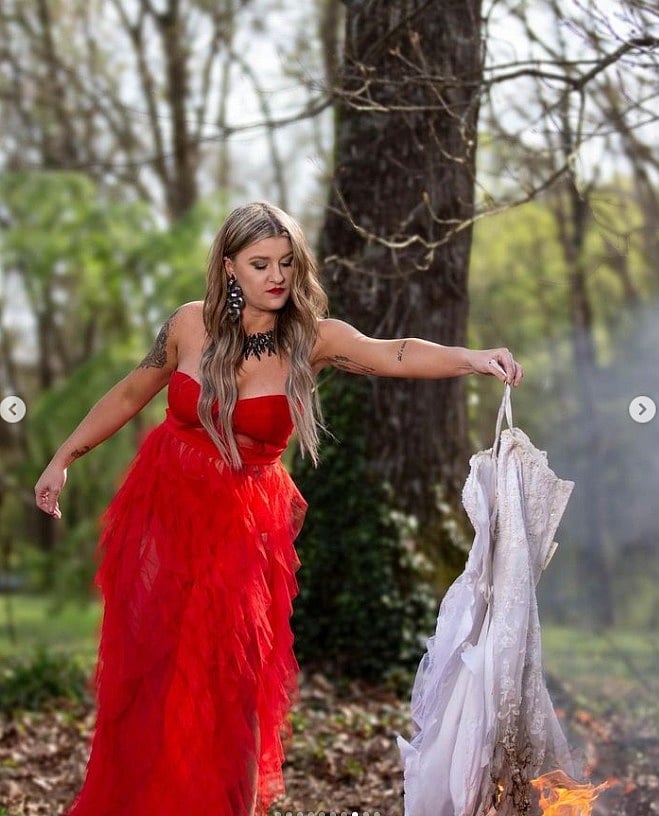 கல்யாண Dress, போட்டோஸ் எரிப்பு.. தாயின் உதவியோடு
விவகாரத்தை கொண்டாடிய பெண்.. அப்படி என்னதான் செஞ்சாரு?