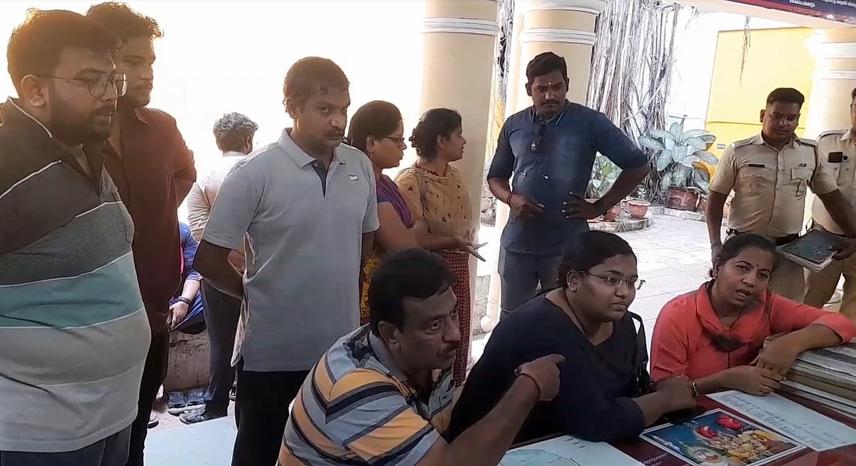 போதையில் சாலையில் பைக்கில் சென்றவரின் தலையில் தட்டிய இளைஞர்.. எதிர்பாராத வகையில் இறுதியில் நடந்த துயரம்!