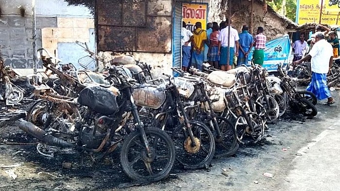 கடையில் இருந்த 35 இருசக்கர வாகனங்களை தீ வைத்து கொளுத்திய வாலிபர்.. காரணம் கேட்டு போலிஸ் ஷாக்!