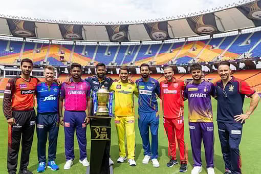 "ஹர்பஜனை பார்த்து மைதானத்துக்கு வா உன்னை அடிச்சி ஓட விடுறேன் என்பேன்" -வீரேந்திர சேவாக்கின் கலகல பேச்சு !