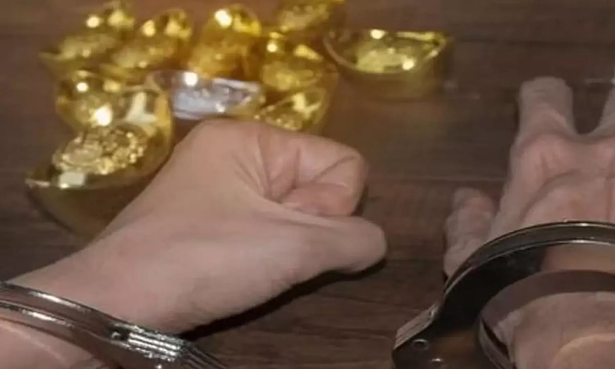 தங்கத்தை உருக்கி ஸ்க்ரூ.. டிராலி பெட்டியில் பொருத்தி கடத்தல்.. துபாயில் இருந்து இந்தியா வந்த பயணி கைது !