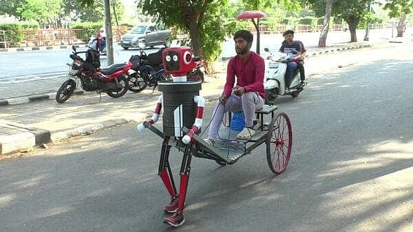“ஏய் எப்புட்றா..” - சதுர வடிவு டயர் கொண்ட சைக்கிள்.. ரோட்டை தேய்த்து ஓட்டுவது போல் புதிய கண்டுபிடிப்பு !