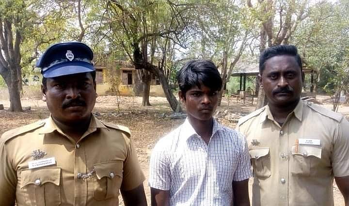 பள்ளி தேர்வு எழுத செல்லாத மாணவன்.. தகவல் கிடைத்ததும் துரிதமாக செயல்பட்ட காவலர்கள்.. குவியும் பாராட்டு !