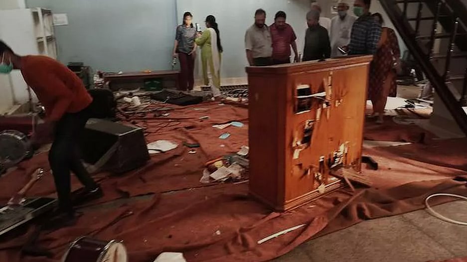 மதம் மாற்றுவதாகக் கூறி தேவாலயங்கள் சூரையாடல்.. கிறிஸ்தவர்கள் மீது தாக்குதல் நடத்திய இந்துத்வா கும்பல்கள்!