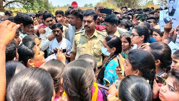 ஓடும் பேருந்தில் இருந்து குதித்த மாணவி - விபரீத முடிவுக்கு என்ன காரணம்?: பாஜக ஆளும் மாநிலத்தில் பயங்கரம்!