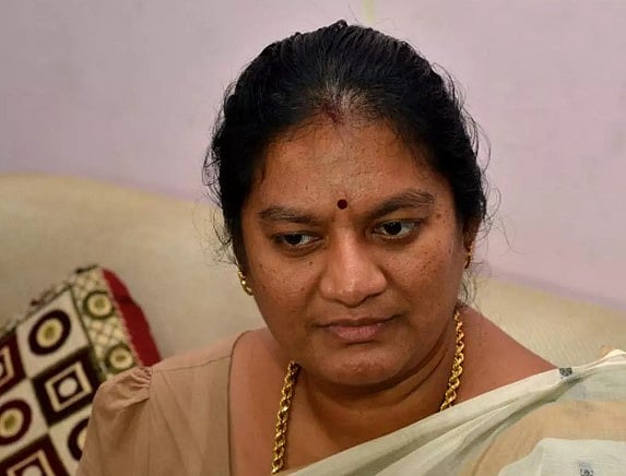 'நான் யார் தெரியுமா?'..  குடிபோதையில் பெண் காவலரிடம் தகராறு செய்த பாஜக நிர்வாகி சசிகலா புஷ்பாவின் மகன்!