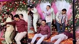 அடுத்தடுத்து நிகழும் திடீர் மரணங்கள்.. திருமண மேடையில் நடனமாடிய நபர் மாரடைப்பால் பலி - பகீர் வீடியோ !