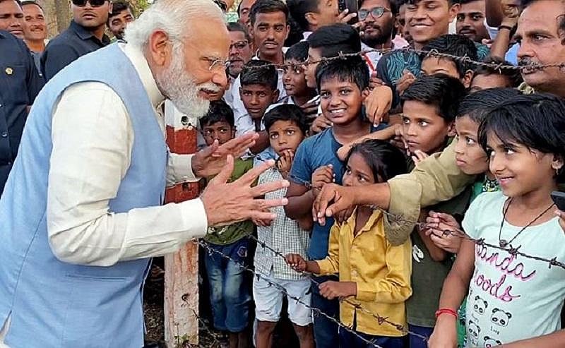 ‘‘முள்வேலிக்கு பின் எதிர்காலம்..” - ஹிட்லருடன் மோடியை ஒப்பிட்ட நடிகர் பிரகாஷ் ராஜ்.. எதனால் தெரியுமா ?
