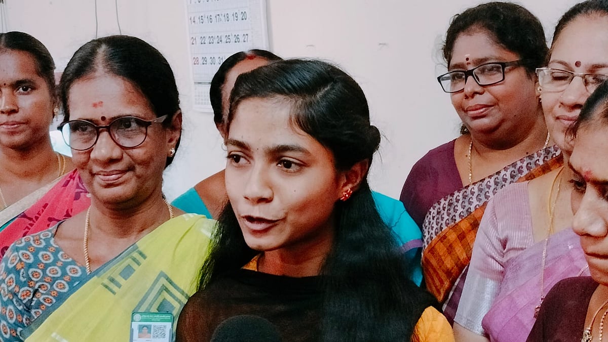 +2 தேர்வில் வரலாற்று சாதனை.. 600/600 மதிப்பெண் பெற்ற கூலி தொழிலாளியின் மகள்.. குவியும் பாராட்டுகள் !