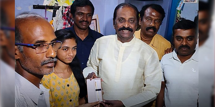 சொன்னதை செய்த கவிஞர் வைரமுத்து.. மாணவி நந்தினி வீட்டுக்கு சென்று தங்க பேனாவை வழங்கினார் !