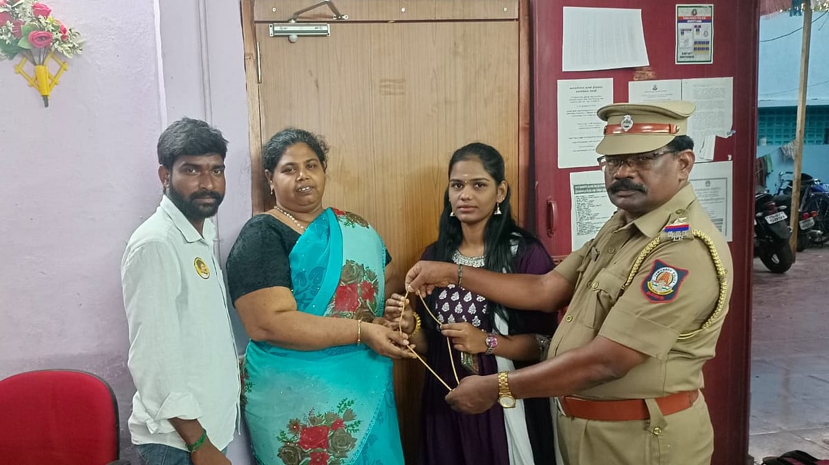 கேட்பாரற்று கிடந்த 4 பவுன் தங்க நகை.. காவல்நிலையத்தில் ஒப்படைத்த இளம் பெண்ணுக்கு குவியும் பாராட்டு!