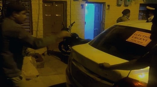 நாளை வாக்குப்பதிவு.. தோல்வி பயத்தில் பணப்பட்டுவாடா: பா.ஜ.க நிர்வாகியை துரத்தி பிடித்த மாவட்ட ஆட்சியர்!