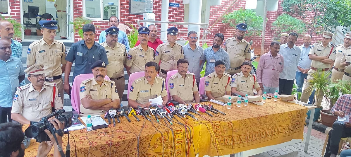 கொடுத்த கடனை திரும்ப கேட்டதால் ஆத்திரம்.. பெண்ணை 6 துண்டுகளாக வெட்டி பிரிட்ஜில் வைத்த நபர் !