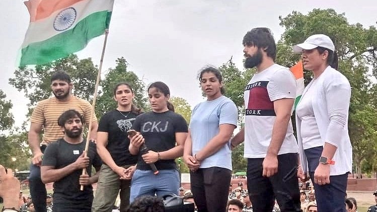 ஒலிம்பிக் பதக்கங்களை கங்கையில் வீச முடிவு... அடுத்த கட்டத்திற்கு நகரும் மல்யுத்த வீரர்கள் போராட்டம்!