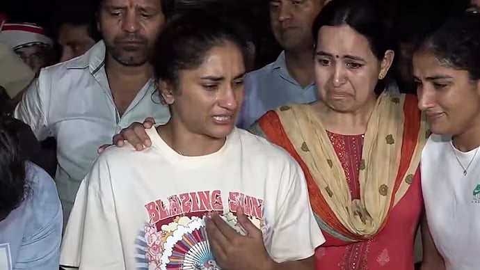 குடிபோதையில் போலிஸார் ரகளை.. "இதை பார்க்கவா பதக்கம் வென்றோம் ?" -கண்ணீர் விட்ட மல்யுத்த வீராங்கனை !