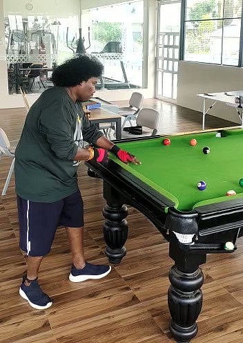 ஸ்னூக்கர் பந்துகளை வைத்து கோலி விளையாட்டு.. நடிகர் யோகி பாபு செய்த குசும்பு வீடியோ வைரல் !