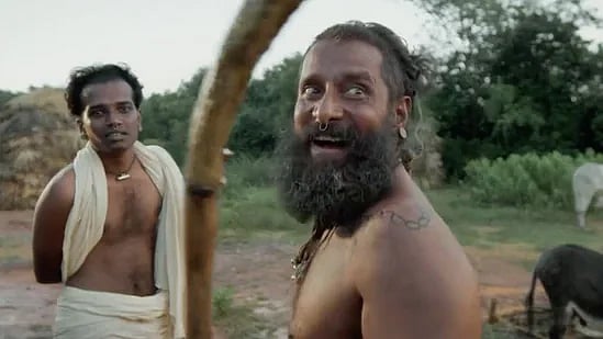 விறுவிறுப்பான காட்சி.. திடீர் விபத்தில் விலா எலும்பு முறிந்து தீவிர சிகிச்சை.. விக்ரமுக்கு என்னாச்சு ?